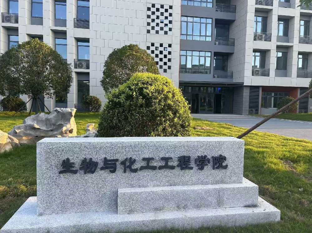 荷塘区扬州职业大学体育场高杆灯项目
